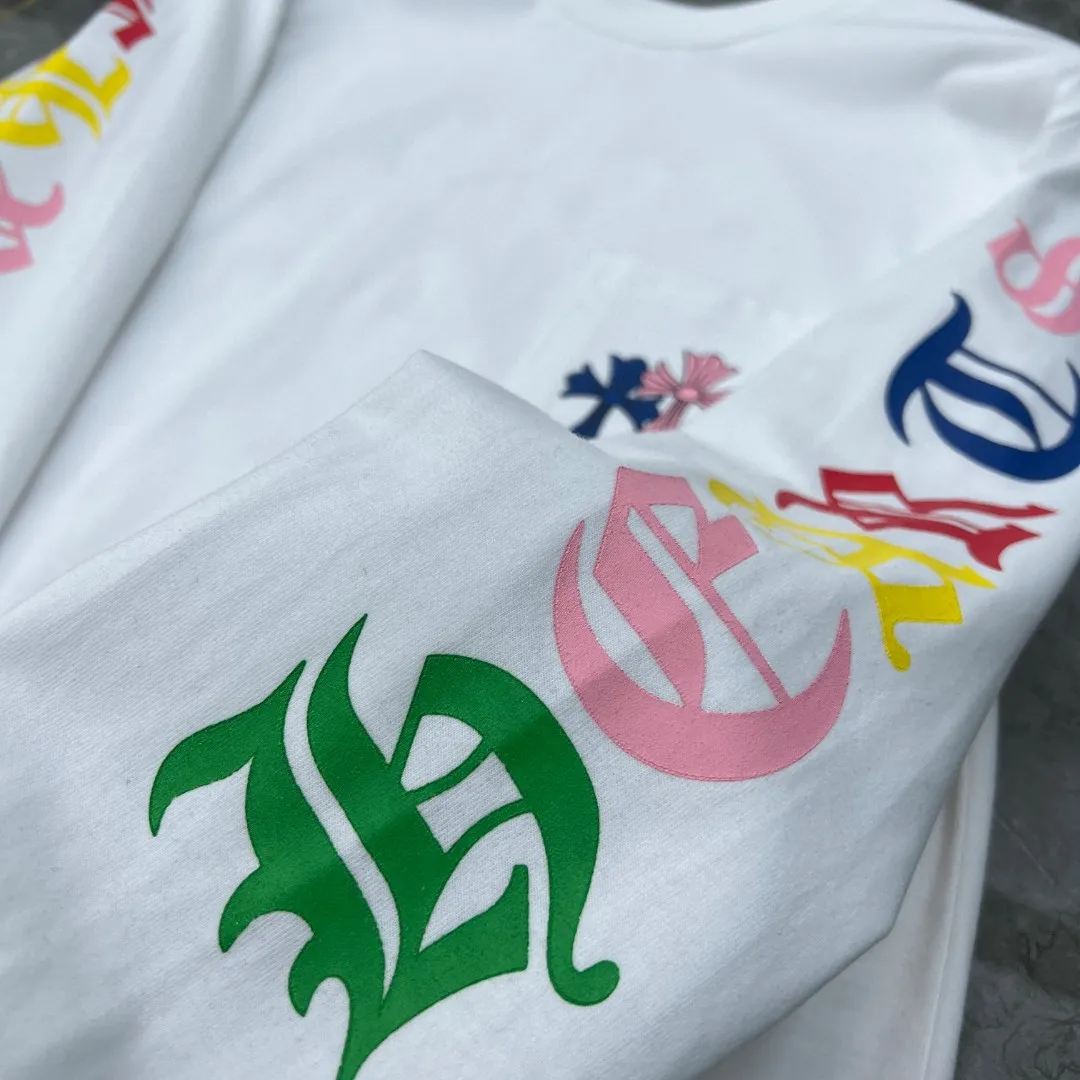 P160 Chrome Hearts long T series is available at the counter simultaneously. Chrome’s classic colorful phantom cross letter flower arm length T. Imported environmentally friendly glue printing and dyeing. Specially customized original 1:1 high weight comfortable fabric. 🌈Recommended colors: black white 🌈Cardage: S, M, L, XL
